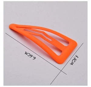 Vue détaillée d'une pince à cheveux orange fluo mat de 6,6 cm avec dimensions précises