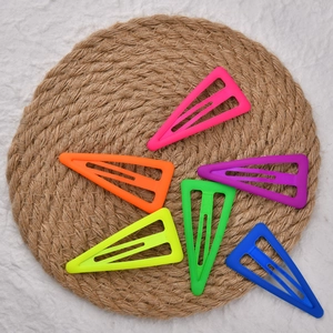 Lot de 6 barrettes triangulaires mates aux couleurs néon sur un support tressé