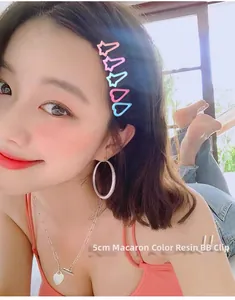 Vue détaillée des barrettes BB macaron colorées de 5cm portées par un modèle pour cheveux