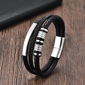 Bracciale multistrato da uomo in pelle nera con chiusura magnetica in acciaio