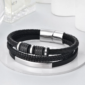 Bracciale multistrato uomo in pelle intrecciata con fibbia magnetica in acciaio e ciondoli argento