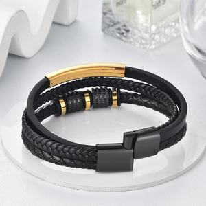 Bracciale da uomo multistrato in pelle intrecciata con piastra dorata e chiusura magnetica