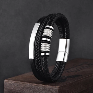Dettaglio del bracciale multistrato in pelle intrecciata nera con chiusura magnetica in acciaio