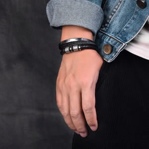 Dettaglio del bracciale multistrato in pelle nera intrecciata da uomo con sfere in acciaio