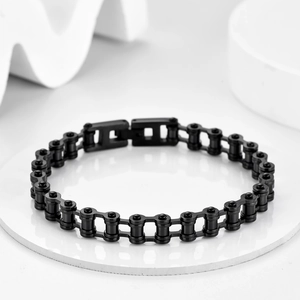 Zwarte herenarmband van titaniumstaal met een industrieel motorfietskettingontwerp