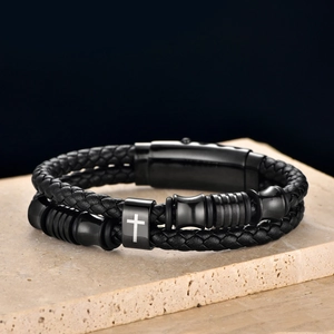 Zweilagiges geflochtenes Herren-Lederarmband mit Metallkreuz auf Steinsockel