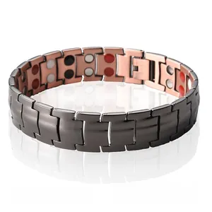 Detail eines Magnettherapie-Armbands in Gunmetal und Roségold mit zweireihigen Magneten