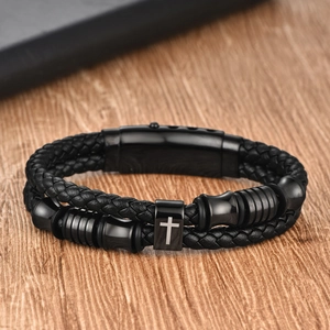Detailansicht eines schwarzen Lederarmbands mit Kreuzanhänger und Magnetverschluss