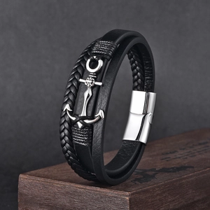 Mehrlagiges Herren-Lederarmband in Schwarz mit einem silbernen Anker aus Edelstahl