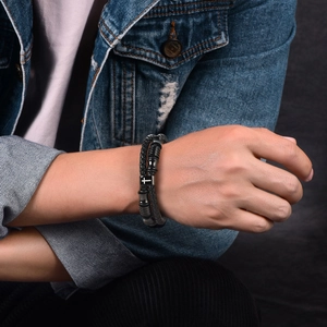 Nahaufnahme des doppelreihig geflochtenen Lederarmbands für Herren mit Kreuzverschluss
