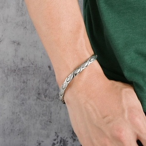 Herren Armband aus silbernem Edelstahl mit Wellenstruktur am Handgelenk getragen