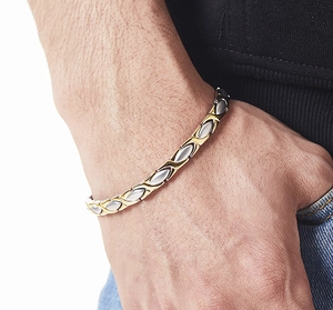 Nahaufnahme eines Herrenarmbands aus Titanstahl mit silbernen und roségoldenen Gliedern