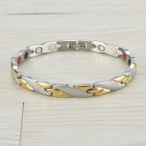 Bracelet magnétique pour homme avec accents dorés et texture en écailles de poisson