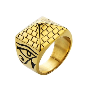 Detalle macro de anillo de acero inoxidable dorado con pirámide y diseño de ojo de Horus
