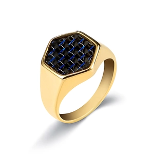 Detalle de anillo de sello hexagonal dorado con incrustación de fibra de carbono
