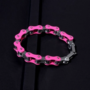 Vista dettagliata del bracciale in acciaio inossidabile rosa e argento con maglie di catena