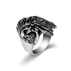 Primer plano del anillo de calavera de jefe indio vintage con plumas oxidadas