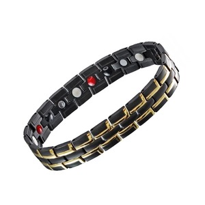Detail von Kupfer Magnetarmband mit Baumtextur und funktionellen Energie-Magnetsteinen