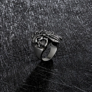 Anillo calavera jefe indio vintage para hombre con plumas góticas acabado plateado