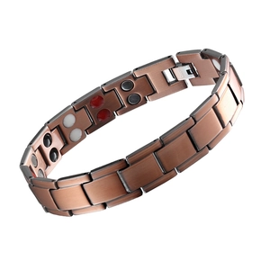 Detail eines Kupfer-Magnetarmbands für Herren mit Bio-Energiesteinen und gebürsteter Metalltextur