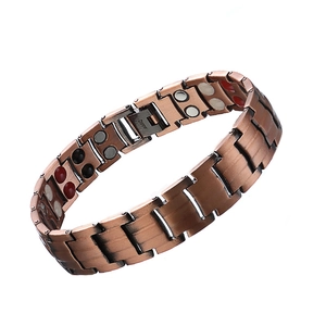 Detailansicht des Vintage-Kupfer-Magnetarmbands mit Baumrinden-Textur und Magneten