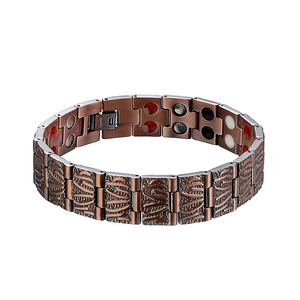 Detailansicht des Kupfer-Magnetarmbands mit Wellenrelief und mehrfarbigen Funktionselementen