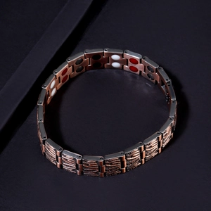 Detailansicht eines Vintage-Kupferarmbands mit Rindentextur und integrierten Magneten