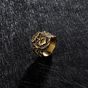 Bague gothique vintage pour hommes en acier inoxydable doré avec blason épée et bouclier