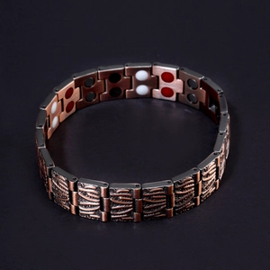Detail eines Kupfer-Magnetarmbands für Herren mit Rindenstruktur und Heilsteinen
