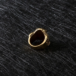 Vue détaillée d'une bague lion massive pour homme en acier doré avec des reliefs marqués