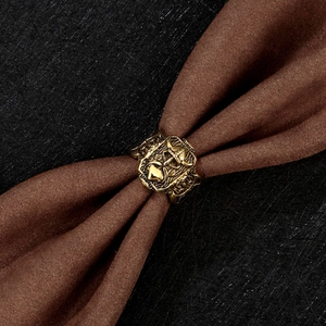 Détail macro de motifs de hache et casque viking en relief sur bague vintage en acier