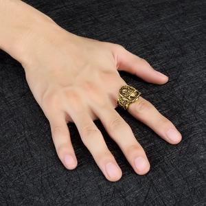 Gros plan d'une bague dorée vintage gravée pour homme avec motif ethnique