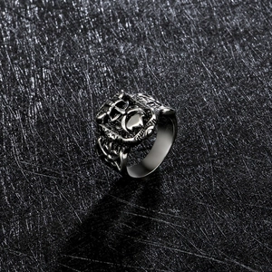 Détail de la bague gothique en acier inoxydable avec relief lunaire et finition argent