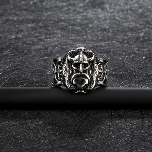 Vue macro détaillée du design de masque viking sur cette bague en acier inoxydable