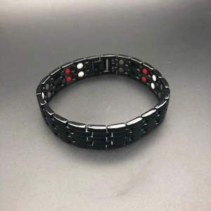 Herren Magnetarmband aus mattem schwarzem Edelstahl mit roten und weißen Elementen