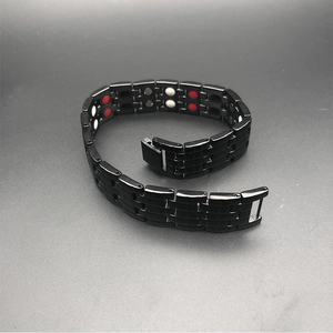 Detailsicht des schwarzen Edelstahl-Magnetarmbands mit therapeutischen Elementen