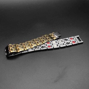 Detail des schwarz-goldenen Magnettherapie-Armbands mit einem Sicherheitsfaltverschluss