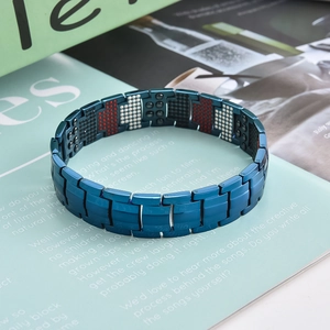 Vista detallada de los eslabones de pulsera de titanio con imanes de terapia de colores