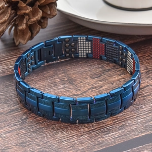 Primer plano detallado de la pulsera magnética de titanio azul con piedras de terapia
