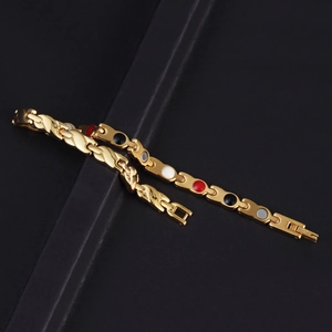 Dettaglio macro del bracciale magnetico in acciaio inossidabile dorato con chiusura