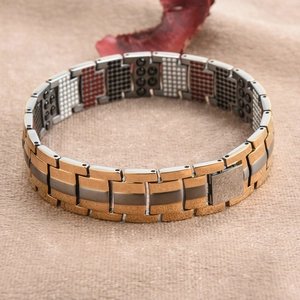 Primer plano detallado de pulsera de titanio bicolor con imanes de energía vital