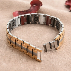 Detalle de pulsera magnética bicolor de titanio con piedras iónicas y eslabones