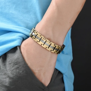 Vista detallada de una pulsera bicolor para hombre con un atuendo profesional de negocios