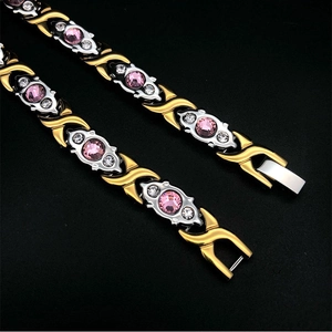 Dettaglio del bracciale XOXO bicolore oro e argento con zircone rosa e chiusura a scatto