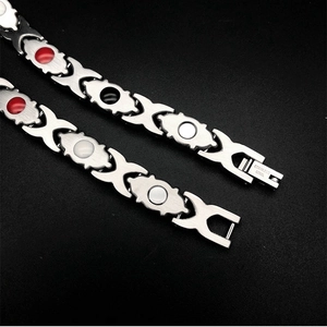 Vista dettagliata del bracciale in acciaio inossidabile con magneti colorati interni