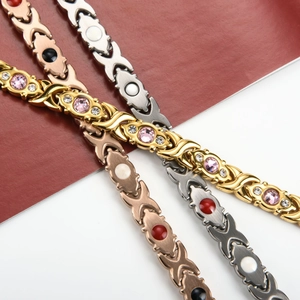Dettaglio di quattro bracciali magnetici per la salute in oro e argento con zirconi