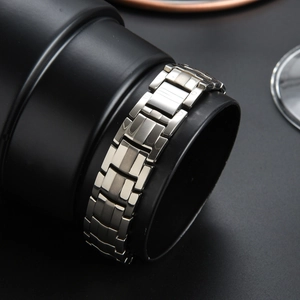 Detalle macro de la pulsera magnética de titanio para hombre con eslabones de plata pura