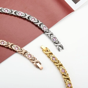 Tre bracciali in acciaio inossidabile con maglie a X, pietre rosa e chiusura a scatto