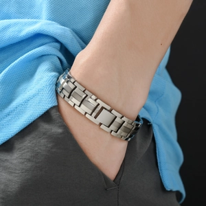Pulsera de titanio puro para hombre con eslabones plateados y acabados cepillado y pulido