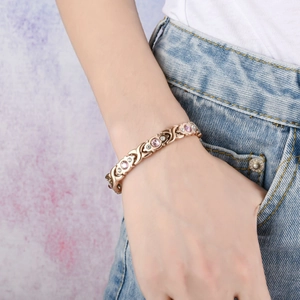 Elegante bracciale in acciaio inossidabile placcato oro rosa con zirconi rosa al polso